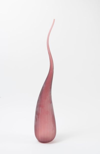 SALVIATI 

Vase soliflore modèle Aria.

En verre sablé de couleur mauve à long col...