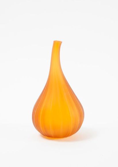 SALVIATI 

Vase soliflore modèle Drops.

En verre de couleur ambrée piriforme orné...