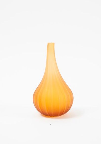 SALVIATI 

Vase soliflore modèle Drops.

En verre de couleur ambrée piriforme orné...