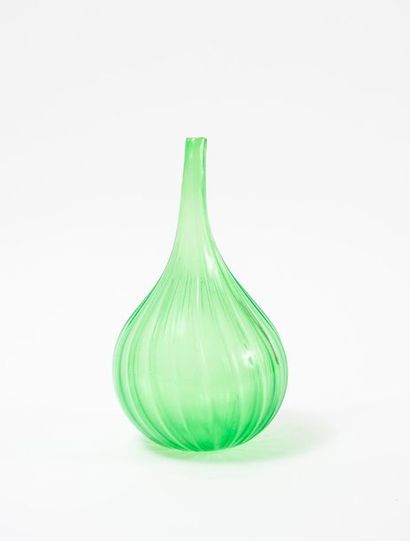 SALVIATI 

Vase soliflore modèle Drops. 

En verre de couleur vert, piriforme orné...