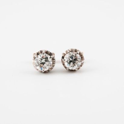 null Paire de puces d'oreilles en or gris (750) et platine (850) ornées de diamants...