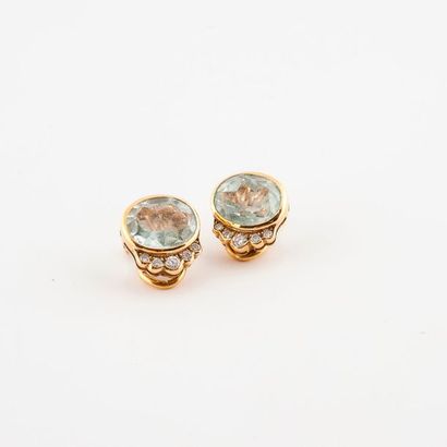 null Paire de clips d'oreilles en or jaune (750) sertis d'une topaze ovale bleu clair...