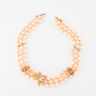 null Collier à trois rangs de perles de culture roses, alternant petits et gros diamètres,...
