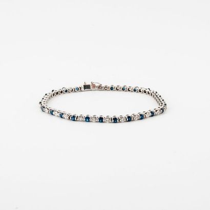 null Bracelet ligne en or gris (750) orné de petits diamants de taille brillant et...