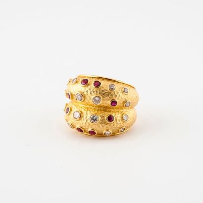 null Bague double jonc en or jaune (750) martelé, ornée de diamants de taille brillant...