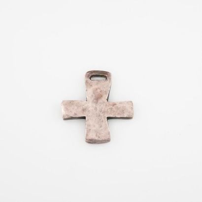 DARNAS 
Pendentif croix en métal argenté martelé.
H. : 6,5 cm Larg. : 6 cm.