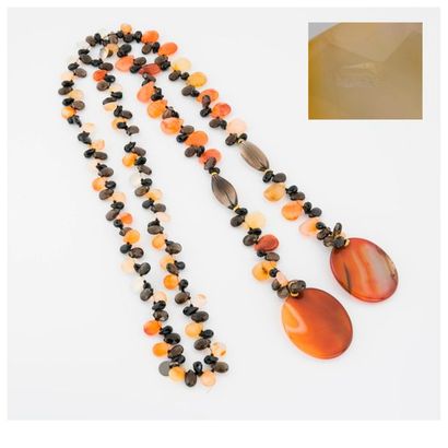 APOSTROPHE 

Collier sautoir en en agate baignée et quartz fumé en différentes tailles,...