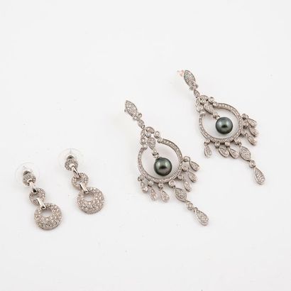 null Deux paires de pendants d'oreille en métal argenté ornés de strass et d'une...