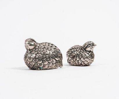 Gucci, 

Salière et poivrière figurant des petites cailles en métal argenté. 

Vers...