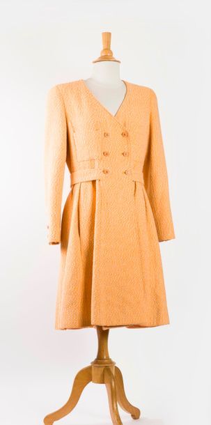 CHANEL, boutique 

Robe-manteau en tweed orangé à martingale et fermeture par double...