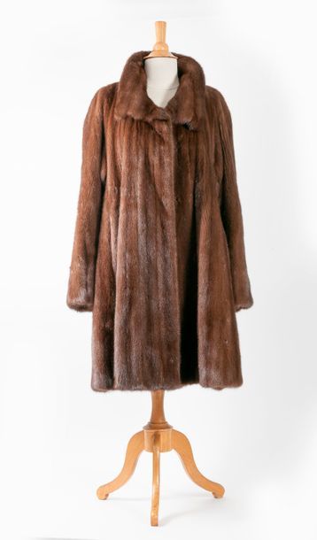 CHRISTIAN DIOR, boutique 

Manteau 3/4 de dame en vison brun.

Taille 42 environ.

Bon...