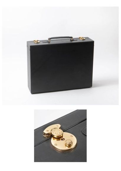 MONTBLANC 

Mallette rigide gainée de cuir noir. 

Avec clés. 

12,5 x 45 x 33 cm....