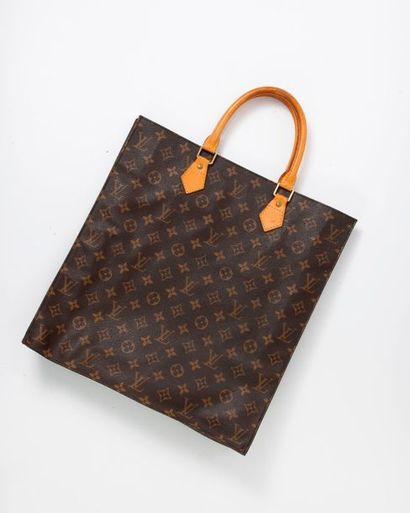 LOUIS VUITTON 

Sac cabas en toile Monogram et cuir naturel, à double poignée porté...