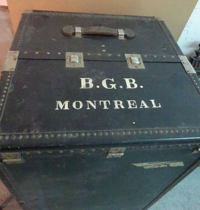 HARTMANN, 
Malle-cabine en cuir noir clouté, marqué "B.G.B. MONTREAL" sur un côté,...