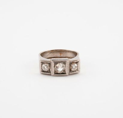 null Bague chevalière en platine (850) ornée de trois diamants de taille ancienne...