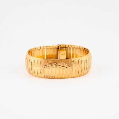 null Bracelet ruban articulé en or jaune (750) amati à décor ciselé de temples athéniens...