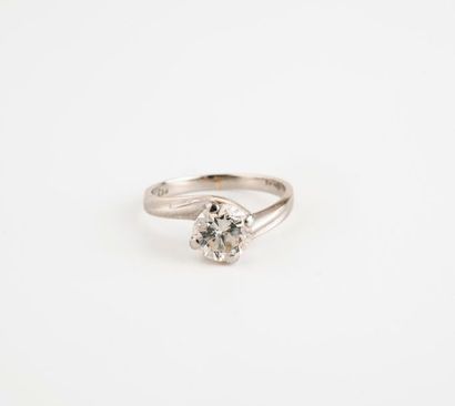 null Bague solitaire en or gris (750) ornée d'un diamant de taille brillant en serti...