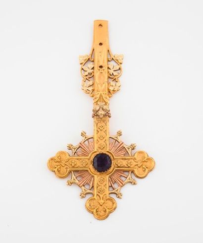 Importante croix en bronze patiné rose et...