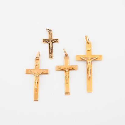 null Lot de quatre pendentifs Crucifix en or jaune (750). 

Poids total : 16,4 g....
