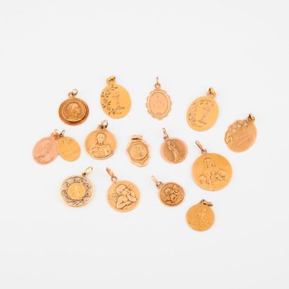 null Lot de quinze médailles religieuses en ors jaune et rose (750) de formes diverses...