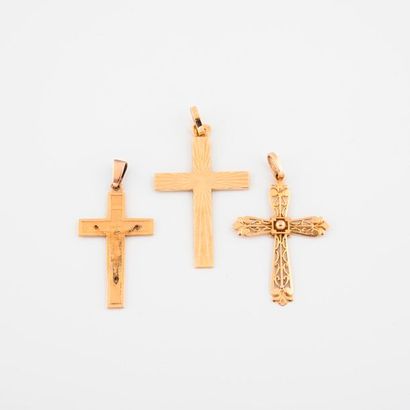 null Lot de trois pendentifs croix en or jaune (750), une à décor ajouré, une à décor...