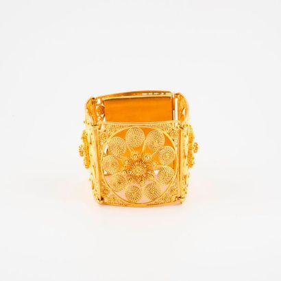 null Important bracelet articulé en or jaune (750) formé de quatre maillons carrés...