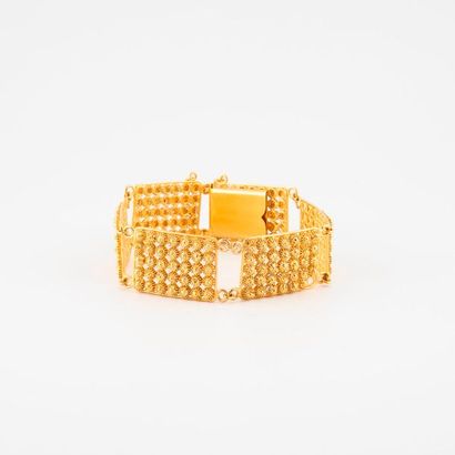 null Bracelet articulé en or jaune (750) formé de six maillons rectangulaires à décor...