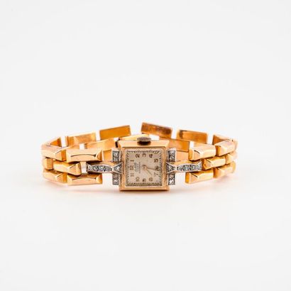 LATOUR 

Montre bracelet de dame en or jaune (750). 

Boîtier carré, cornes pavées...