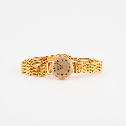 GISCA 

Montre bracelet de dame en or jaune (750). 

Boîtier rond. 

Cadran à fond...