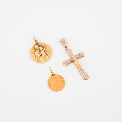 null Lot comprenant : 
- deux médailles religieuses en or jaune (750), l'une à décor...
