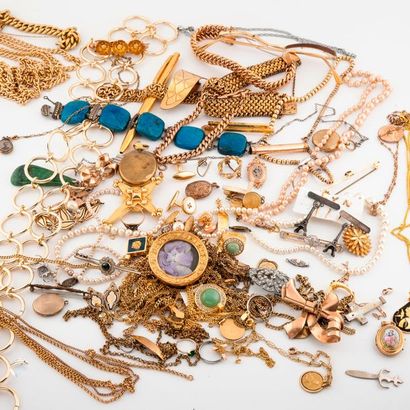 null Important lot de bijoux fantaisie ou bijoux anciens en métal dont chaînes de...