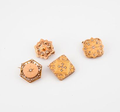 null Lot de quatre broches en or jaune (750) , de formes géométriques diverses à...