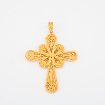 null Important pendentif en or jaune (750) à motif d'une croix en filigranes et grainetis,...