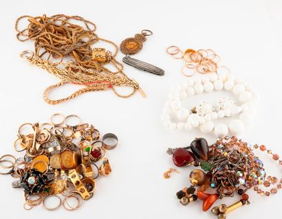 null Lot de bijoux en métal ou fantaisie dont bagues, colliers, bracelets, boucles...