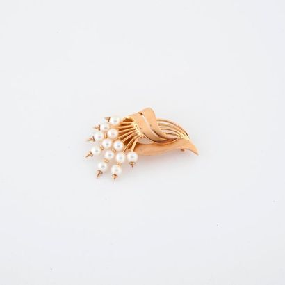 null Petite broche en or jaune (750) en forme de bouquet orné de perles de culture...
