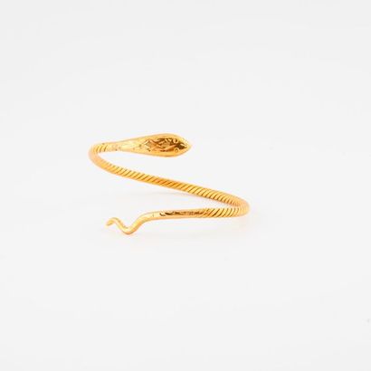 Bracelet jonc en or jaune (750) à motif d'un...