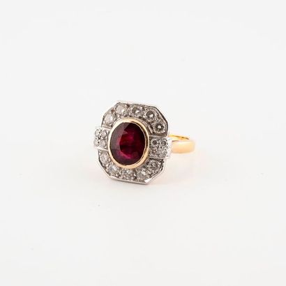 null Bague en ors jaune et gris (750) à plateau octogonal centré d'un rubis traité...