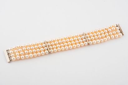 null Bracelet à quatre rangs de perles de culture blanches en choker. 

Fermoir glissière...