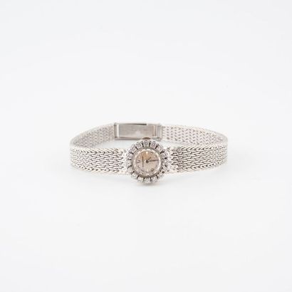 JAEGER LECOULTRE 

Montre bracelet de dame en or gris (750).

Boîtier circulaire.

Lunette...