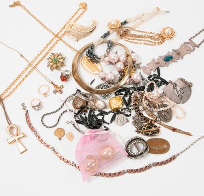 null Fort lot de bijoux fantaisie comprenant bagues, colliers, pendentifs, boucles...