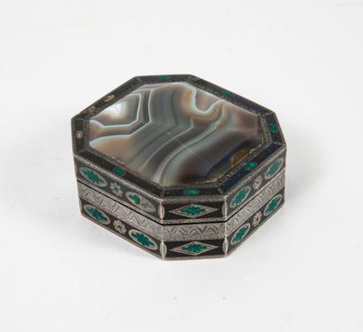 Boîte octogonale en argent (min. 800) à décor...