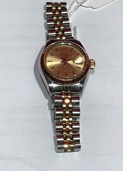 null ROLEX, Oyster Perpetual Date
Montre bracelet de dame en acier et or jaune (750). 
Boîtier...
