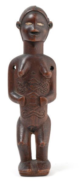 AFRIQUE, RÉPUBLIQUE DÉMOCRATIQUE DU CONGO Bembé, 
Statuette féminine.
En bois brun...