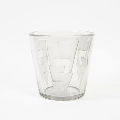 Jean LUCE (1895-1964) Vase moderniste. En verre épais de forme tronconique à décor...