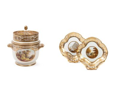 ANGLETERRE, Manufacture de Derby, vers 1800-1820 Ensemble de trois pièces en porcelaine...