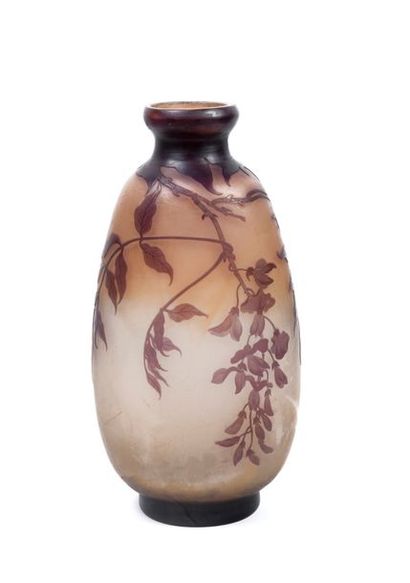 ÉTABLISSEMENTS GALLÉ Vase sur talon de forme ovoïde à panse aplatie et petit col...