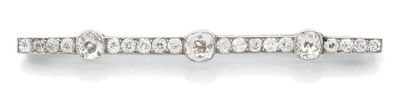 null Broche ligne en or gris (750) et platine (850) pavée de diamants taille ancienne...