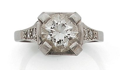 null Bague solitaire en platine (950) ornée d'un diamant demi-taille en serti griffe,...