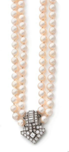 null Collier à double rang de perles de culture blanches.
Fermoir en platine (850)...