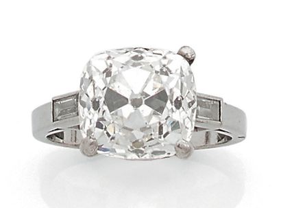 null Solitaire platinum ring (850) adorned with an old cushion-cut diamond in claw-set,...